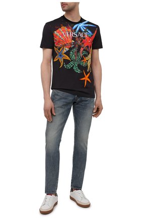 Мужская хлопковая футболка VERSACE черного цвета по цене 43200 руб., арт. A89321/1F01209 | Фото 2 Мужская хлопковая футболка VERSACE черного цвета, арт. A89321/1F01209 | Фото 2 (Рукава: Короткие; Материал внешний: Хлопок; Длина (для топов): Стандартные; Принт: С принтом; Стили: Кэжуэл)