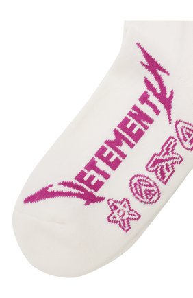 Женские хлопковые носки VETEMENTS белого цвета по цене 8735 руб., арт. UE51S0100W 1054/W | Фото 2 Женские хлопковые носки VETEMENTS белого цвета, арт. UE51S0100W 1054/W | Фото 2