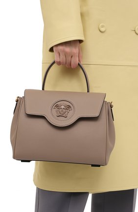 Женская сумка la medusa medium VERSACE бежевого цвета по цене 169500 руб., арт. DBFI039/DVIT2T | Фото 2 Женская сумка la medusa medium VERSACE бежевого цвета, арт. DBFI039/DVIT2T | Фото 2 (Материал: Натуральная кожа; Сумки-технические: Сумки top-handle, Сумки через плечо; Размер: medium; Ремень/цепочка: На ремешке)