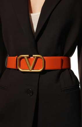 Женский кожаный ремень vlogo VALENTINO оранжевого цвета по цене 32300 руб., арт. VW0T0S11/ZFR | Фото 2 Женский кожаный ремень vlogo VALENTINO оранжевого цвета, арт. VW0T0S11/ZFR | Фото 2 (Материал: Кожа)