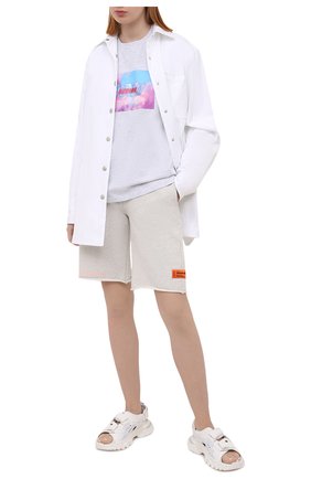 Женская хлопковая футболка MSGM серого цвета по цене 13150 руб., арт. 3045MDM07 217296 | Фото 2 Женская хлопковая футболка MSGM серого цвета, арт. 3045MDM07 217296 | Фото 2