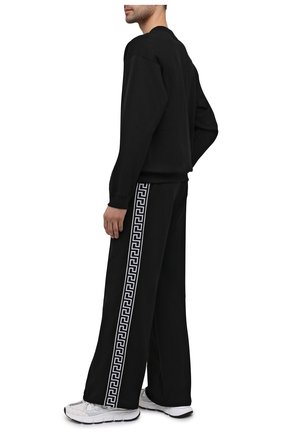 Мужские хлопковые брюки VERSACE черного цвета по цене 96850 руб., арт. A89407/A231242 | Фото 2 Мужские хлопковые брюки VERSACE черного цвета, арт. A89407/A231242 | Фото 2 (Длина (брюки, джинсы): Стандартные; Материал внешний: Хлопок; Случай: Повседневный; Стили: Спорт-шик)