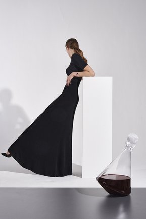 Графин merlot LALIQUE прозрачного цвета по цене 399500 руб., арт. 10591000 | Фото 3 Графин merlot LALIQUE прозрачного цвета, арт. 10591000 | Фото 3 (Интерьер: Интерьер)