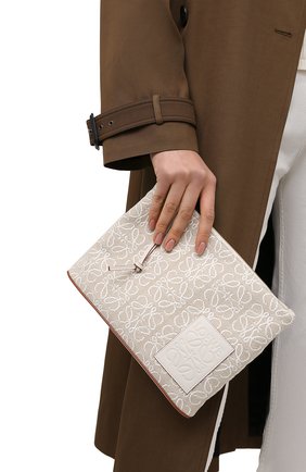 Женский клатч oblong LOEWE кремвого цвета по цене 34150 руб., арт. C730C63X15 | Фото 2 Женский клатч oblong LOEWE кремвого цвета, арт. C730C63X15 | Фото 2 (Размер: medium; Материал: Текстиль; Женское Кросс-КТ: Клатч-клатчи)