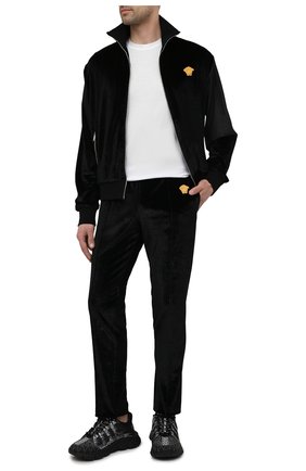 Мужские брюки VERSACE черного цвета, арт. A89409/A234467 | Фото 2 (Стили: Спорт-шик; Случай: Повседневный; Длина (брюки, джинсы): Стандартные; Материал внешний: Синтетический материал)