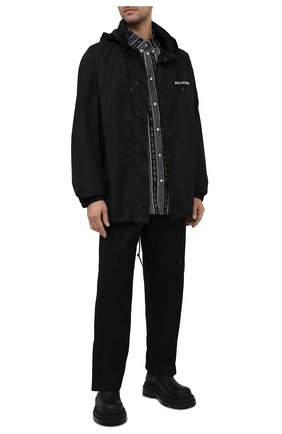 Мужская рубашка из вискозы BALENCIAGA черного цвета, арт. 647354/TKL32 | Фото 2 (Воротник: Button down; Принт: Полоска; Рукава: Короткие; Материал внешний: Вискоза; Стили: Гранж; Случай: Повседневный; Длина (для топов): Стандартные)