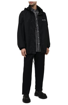 Мужская рубашка из вискозы BALENCIAGA черного цвета по цене 94200 руб., арт. 647354/TKL32 | Фото 2 Мужская рубашка из вискозы BALENCIAGA черного цвета, арт. 647354/TKL32 | Фото 2 (Воротник: Button down; Принт: Полоска; Рукава: Короткие; Материал внешний: Вискоза; Стили: Гранж; Случай: Повседневный; Длина (для топов): Стандартные)