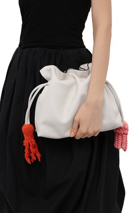 Женский клатч flamenco loewe x paula's ibiza LOEWE белого цвета по цене 152000 руб., арт. A411FC1X28 | Фото 2 Женский клатч flamenco loewe x paula's ibiza LOEWE белого цвета, арт. A411FC1X28 | Фото 2 (Размер: medium; Ремень/цепочка: На ремешке; Материал: Натуральная кожа; Женское Кросс-КТ: Клатч-клатчи)