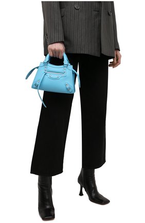 Женская сумка neo classic mini BALENCIAGA голубого цвета по цене 136000 руб., арт. 638524/15Y4Y | Фото 2 Женская сумка neo classic mini BALENCIAGA голубого цвета, арт. 638524/15Y4Y | Фото 2 (Материал: Натуральная кожа; Сумки-технические: Сумки top-handle, Сумки через плечо; Размер: mini; Ремень/цепочка: На ремешке)