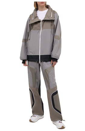 Женская ветровка ADIDAS BY STELLA MCCARTNEY серого цвета по цене 21600 руб., арт. GL7619 | Фото 2 Женская ветровка ADIDAS BY STELLA MCCARTNEY серого цвета, арт. GL7619 | Фото 2