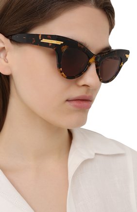 Женские солнцезащитные очки BOTTEGA VENETA коричневого цвета, арт. BV1004S | Фото 2 (Тип очков: С/з; Региональные ограничения белый список (Axapta Mercury): RU; �Очки форма: Бабочка)