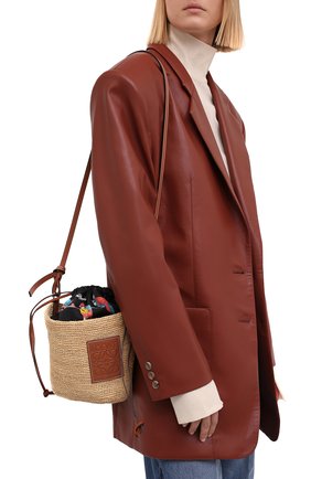 Женская сумка basket loewe x paula's ibiza LOEWE бежевого цвета по цене 49950 руб., арт. A689C70X04 | Фото 2 Женская сумка basket loewe x paula's ibiza LOEWE бежевого цвета, арт. A689C70X04 | Фото 2