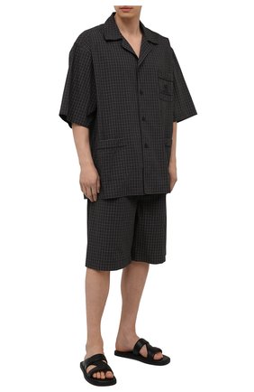 Мужские хлопковые шорты BALENCIAGA хаки цвета по цене 45600 руб., арт. 658413/TKM34 | Фото 2 Мужские хлопковые шорты BALENCIAGA хаки цвета, арт. 658413/TKM34 | Фото 2 (Материал внешний: Хлопок; Стили: Минимализм; Принт: С принтом; Длина Шорты М: Ниже колена; Мужское Кросс-КТ: Шорты-одежда)