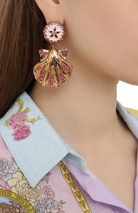 Женские серьги VERSACE розового цвета по цене 84400 руб., арт. DG2I112/DJSX | Фото 2 Женские серьги VERSACE розового цвета, арт. DG2I112/DJSX | Фото 2