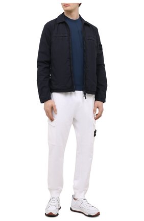 Мужская хлопковая куртка STONE ISLAND темно-синего цвета, арт. 7415119F4 | Фото 2 (Материал внешний: Хлопок; Кросс-КТ: Куртка, Ветровка; Стили: Кэжуэл; Рукава: Длинные; Материал подклада: Синтетический материал; Длина (верхняя одежда): Короткие)