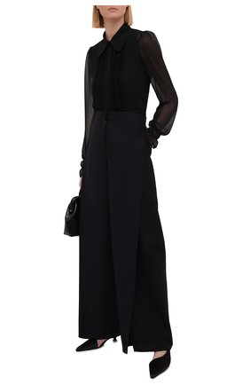 Женская блузка VICTORIA BECKHAM черного цвета по цене 68800 руб., арт. 1221WSH002524C | Фото 2 Женская блузка VICTORIA BECKHAM черного цвета, арт. 1221WSH002524C | Фото 2 (Длина (для топов): Стандартные; Стили: Романтичный; Рукава: Длинные; Женское Кросс-КТ: Блуза-одежда; Материал внешний: Синтетический материал; Принт: Без принта)