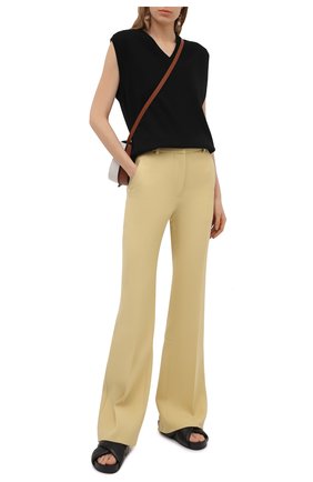 Женские шерстяные брюки VICTORIA BECKHAM желтого цвета по цене 79600 руб., арт. 1221WTR002664A | Фото 2 Женские шерстяные брюки VICTORIA BECKHAM желтого цвета, арт. 1221WTR002664A | Фото 2