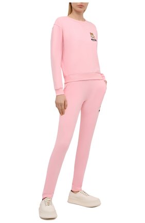 Женские хлопковые брюки MOSCHINO UNDERWEAR WOMAN розового цвета по цене 18850 руб., арт. A4329/9020 | Фото 2 Женские хлопковые брюки MOSCHINO UNDERWEAR WOMAN розового цвета, арт. A4329/9020 | Фото 2
