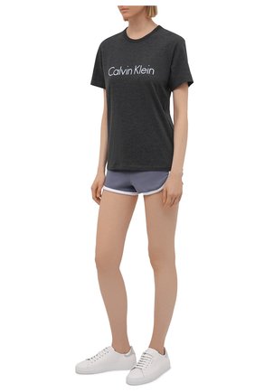 Женская хлопковая футболка CALVIN KLEIN темно-серого цвета по цене 4955 руб., арт. QS6105E | Фото 2 Женская хлопковая футболка CALVIN KLEIN темно-серого цвета, арт. QS6105E | Фото 2