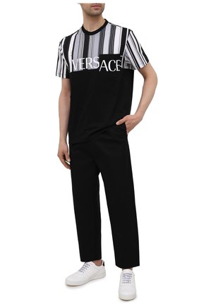 Мужская хлопковая футболка VERSACE черно-белого цвета по цене 54800 руб., арт. A89002/A235263 | Фото 2 Мужская хлопковая футболка VERSACE черно-белого цвета, арт. A89002/A235263 | Фото 2 (Длина (для топов): Стандартные; Стили: Кэжуэл; Рукава: Короткие; Принт: С принтом; Материал внешний: Хлопок)