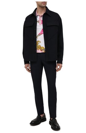Мужские шерстяные брюки VERSACE темно-синего цвета по цене 72400 руб., арт. A89256/1F00737 | Фото 2 Мужские шерстяные брюки VERSACE темно-синего цвета, арт. A89256/1F00737 | Фото 2 (Материал внешний: Шерсть; Случай: Повседневный; Длина (брюки, джинсы): Стандартные; Материал подклада: Купро; Стили: Кэжуэл)