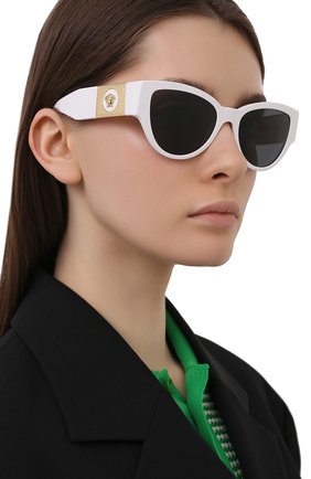 Женские солнцезащитные очки VERSACE белого цвета, арт. 4398-314/87 | Фото 2 (Тип очков: С/з; Оптика Гендер: оптика-женское; Очки форма: Cat-eye, Бабочка)