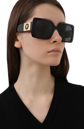 Женские солнцезащитные очки VERSACE черного цвета по цене 15500 руб., арт. 4405-GB1/87 | Фото 2 Женские солнцезащитные очки VERSACE черного цвета, арт. 4405-GB1/87 | Фото 2