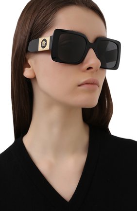 Женские солнцезащитные очки VERSACE черного цвета, арт. 4405-GB1/87 | Фото 2 (Тип очков: С/з; Региональные ограничения белый список (Axapta Mercury): RU; Очки форма: Прямоугольные, Квадратные; Оптика Гендер: оптика-женское)