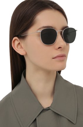 Женские солнцезащитные очки OLIVER PEOPLES серебряного цвета по цене 35400 руб., арт. 1285ST-5036P2 | Фото 2 Женские солнцезащитные очки OLIVER PEOPLES серебряного цвета, арт. 1285ST-5036P2 | Фото 2
