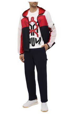 Мужские хлопковые брюки 5 moncler craig green MONCLER GENIUS темно-синего цвета по цене 33050 руб., арт. G1-09H-2A000-02-M1248 | Фото 2 Мужские хлопковые брюки 5 moncler craig green MONCLER GENIUS темно-синего цвета, арт. G1-09H-2A000-02-M1248 | Фото 2 (Материал внешний: Хлопок; Случай: Повседневный; Длина (брюки, джинсы): Стандартные; Стили: Кэжуэл)