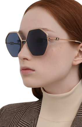 Женские солнцезащитные очки VALENTINO голубого цвета по цене 37250 руб., арт. 2044-300480 | Фото 2 Женские солнцезащитные очки VALENTINO голубого цвета, арт. 2044-300480 | Фото 2