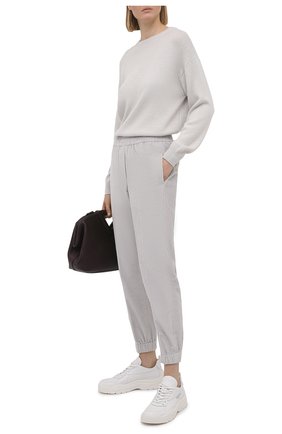 Женские джоггеры BRUNELLO CUCINELLI светло-серого цвета по цене 85750 руб., арт. MP180P7728 | Фото 2 Женские джоггеры BRUNELLO CUCINELLI светло-серого цвета, арт. MP180P7728 | Фото 2