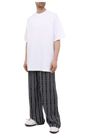 Мужские брюки из вискозы BALENCIAGA черного цвета по цене 69100 руб., арт. 658883/TKL32 | Фото 2 Мужские брюки из вискозы BALENCIAGA черного цвета, арт. 658883/TKL32 | Фото 2 (Длина (брюки, джинсы): Стандартные; Материал внешний: Вискоза; Случай: Повседневный; Стили: Спорт-шик)