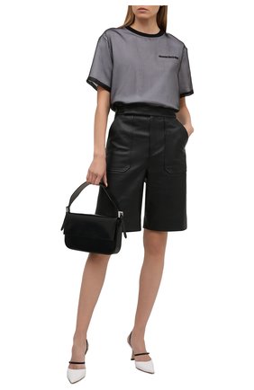 Женская шелковая футболка ALEXANDER MCQUEEN черного цвета по цене 37200 руб., арт. 654002/QLAAA | Фото 2 Женская шелковая футболка ALEXANDER MCQUEEN черного цвета, арт. 654002/QLAAA | Фото 2 (Стили: Гранж; Длина (для топов): Стандартные; Материал внешний: Шелк; Женское Кросс-КТ: Футболка-одежда; Принт: С принтом; Рукава: Короткие; Материал подклада: Хлопок)