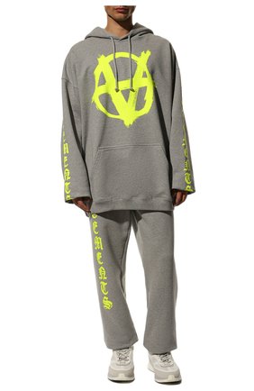 Мужской хлопковое худи VETEMENTS серого цвета по цене 103000 руб., арт. UA52TR820G 1601/M | Фото 2 Мужской хлопковое худи VETEMENTS серого цвета, арт. UA52TR820G 1601/M | Фото 2 (Стили: Гранж; Принт: С принтом; Мужское Кросс-КТ: Худи-одежда; Рукава: Длинные; Материал внешний: Хлопок; Длина (для топов): Стандартные)
