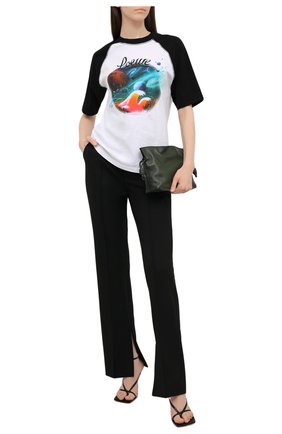 Женская хлопковая футболка loewe x paula's ibiza LOEWE черно-белого цвета по цене 34900 руб., арт. S616Y22X14 | Фото 2 Женская хлопковая футболка loewe x paula's ibiza LOEWE черно-белого цвета, арт. S616Y22X14 | Фото 2 (Рукава: Короткие; Материал внешний: Хлопок; Принт: С принтом; Длина (для топов): Стандартные; Стили: Бохо; Женское Кросс-КТ: Футболка-одежда)