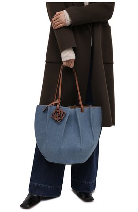 Женский сумка-тоут shell loewe x paula's ibiza LOEWE голубого цвета по цене 125000 руб., арт. A884T51X03 | Фото 2 Женский сумка-тоут shell loewe x paula's ibiza LOEWE голубого цвета, арт. A884T51X03 | Фото 2