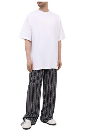 Мужская хлопковая футболка BALENCIAGA белого цвета по цене 73050 руб., арт. 651795/TKV71 | Фото 2 Мужская хлопковая футболка BALENCIAGA белого цвета, арт. 651795/TKV71 | Фото 2 (Стили: Спорт-шик; Материал внешний: Хлопок; Рукава: Короткие; Принт: С принтом; Длина (для топов): Удлиненные)