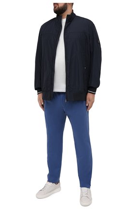 Мужские хлопковые брюки EDUARD DRESSLER синего цвета, арт. 150138/51W09 | Фото 2 (Длина (брюки, джинсы): Стандартные; Силуэт М (брюки): Чиносы; Материал внешний: Хлопок; Случай: Повседневный; Стили: Кэжуэл)