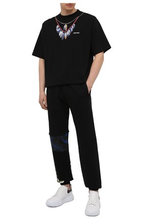Мужские хлопковые джоггеры MARCELO BURLON черного цвета по цене 35950 руб., арт. CMCH028S21FLE001 | Фото 2 Мужские хлопковые джоггеры MARCELO BURLON черного цвета, арт. CMCH028S21FLE001 | Фото 2