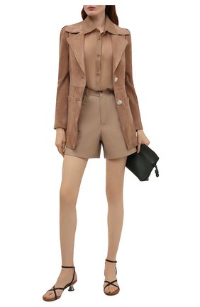 Женская шелковая блузка VALENTINO светло-коричневого цвета по цене 308500 руб., арт. VB0AE5X52UP | Фото 2 Женская шелковая блузка VALENTINO светло-коричневого цвета, арт. VB0AE5X52UP | Фото 2 (Длина (для топов): Удлиненные; Материал внешний: Шелк; Принт: С принтом; Рукава: Длинные; Женское Кросс-КТ: Блуза-одежда)