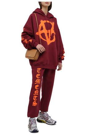 Женский хлопковое худи VETEMENTS бордового цвета по цене 79950 руб., арт. UA52TR820R 1601/W | Фото 2 Женский хлопковое худи VETEMENTS бордового цвета, арт. UA52TR820R 1601/W | Фото 2