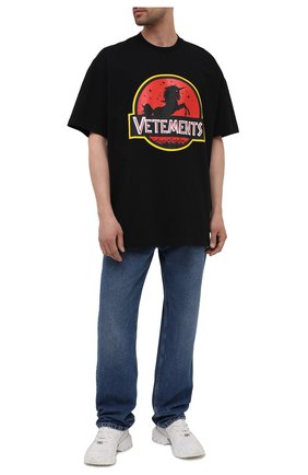 Мужская хлопковая футболка VETEMENTS черного цвета по цене 32900 руб., арт. UA52TR320B 1602/M | Фото 2 Мужская хлопковая футболка VETEMENTS черного цвета, арт. UA52TR320B 1602/M | Фото 2