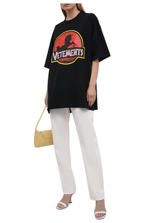 Женская хлопковая футболка VETEMENTS черного цвета по цене 36300 руб., арт. UA52TR320B 1602/W | Фото 2 Женская хлопковая футболка VETEMENTS черного цвета, арт. UA52TR320B 1602/W | Фото 2