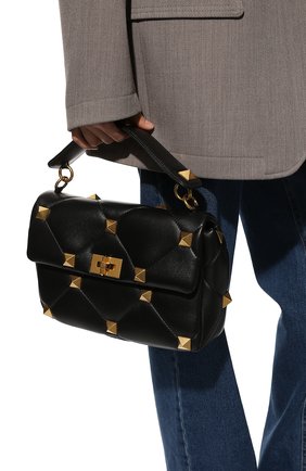 Женская сумка roman stud large VALENTINO черного цвета по цене 0 руб., арт. VW0B0I60/BSF | Фото 7 Женская сумка roman stud large VALENTINO черного цвета, арт. VW0B0I60/BSF | Фото 7 (Сумки-технические: Сумки через плечо, Сумки top-handle; Ремень/цепочка: С цепочкой, На ремешке; Материал: Натуральная кожа; Размер: large)