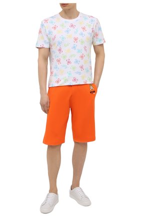 Мужская хлопковая футболка MOSCHINO белого цвета по цене 12450 руб., арт. A1906/8108 | Фото 2 Мужская хлопковая футболка MOSCHINO белого цвета, арт. A1906/8108 | Фото 2