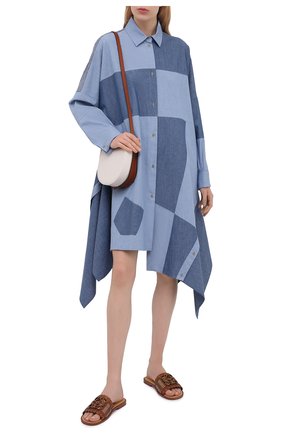 Женское хлопковое платье LOEWE голубого цвета по цене 104500 руб., арт. S540Y09W01 | Фото 2 Женское хлопковое платье LOEWE голубого цвета, арт. S540Y09W01 | Фото 2 (Стили: Гранж; Рукава: Длинные; Случай: Повседневный; Длина Ж (юбки, платья, шорты): До колена; Женское Кросс-КТ: Платье-одежда; Материал внешний: Хлопок)