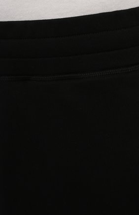 Мужские хлопковые шорты MONCLER черного цвета, арт. G1-091-8H735-00-8098U | Фото 5 (Принт: Без принта; Случай: Повседневный; Длина Шорты М: Ниже колена; Кросс-КТ: Трикотаж; Материал внешний: Хлопок)
