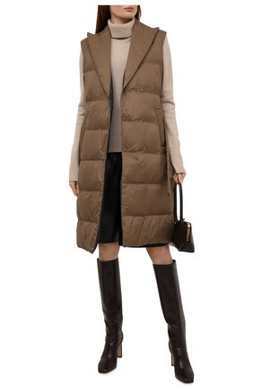 Женский пуховый жилет BRUNELLO CUCINELLI коричневого цвета по цене 319000 руб., арт. MR4059691P | Фото 2 Женский пуховый жилет BRUNELLO CUCINELLI коричневого цвета, арт. MR4059691P | Фото 2 (Кросс-КТ: Пуховик; Стили: Кэжуэл; Материал подклада: Синтетический материал; Материал внешний: Синтетический материал; Длина (верхняя одежда): До колена; Материал утеплителя: Пух и перо)