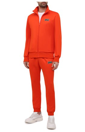 Мужские джоггеры VALENTINO оранжевого цвета по цене 84300 руб., арт. WV3MD03E7ML | Фото 2 Мужские джоггеры VALENTINO оранжевого цвета, арт. WV3MD03E7ML | Фото 2 (Силуэт М (брюки): Джоггеры; Длина (брюки, джинсы): Стандартные; Материал внешний: Синтетический материал, Хлопок; Стили: Спорт-шик)